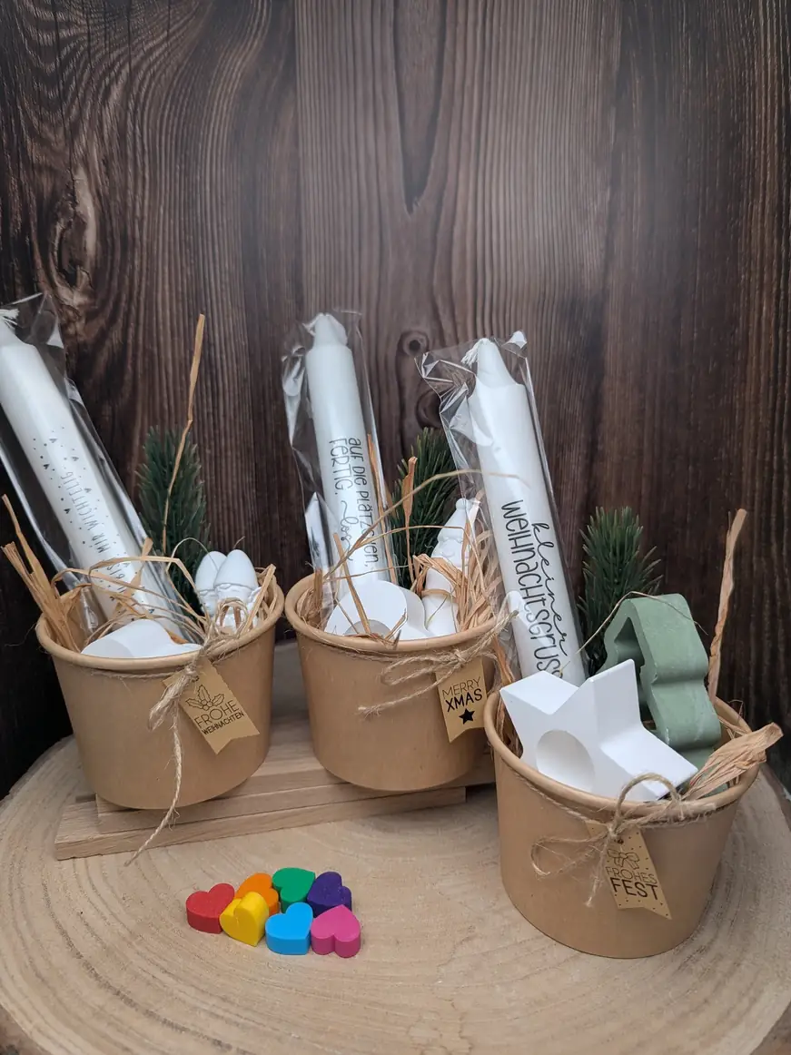 Becher mit Kerzen und Sternen als kleine Geschenke