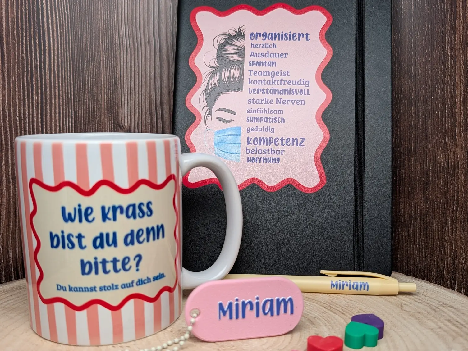 Bedruckte Tasse und bedrucktes Notizbuch