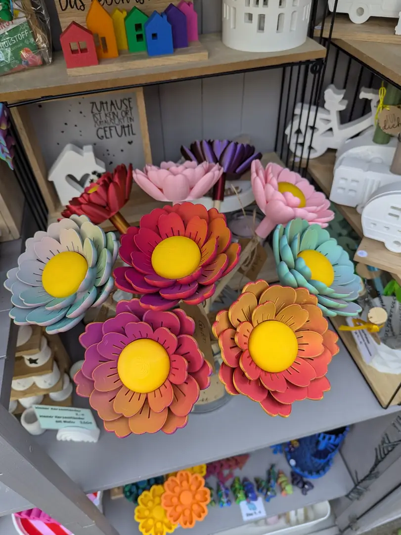 Bunte Blüten aus dem 3D-Drucker im Häuschen