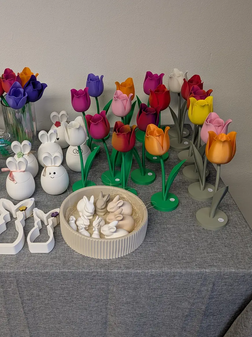 Tisch mit bunten Tulpen und Hasen bei der Oster-Verkaufsausstellung