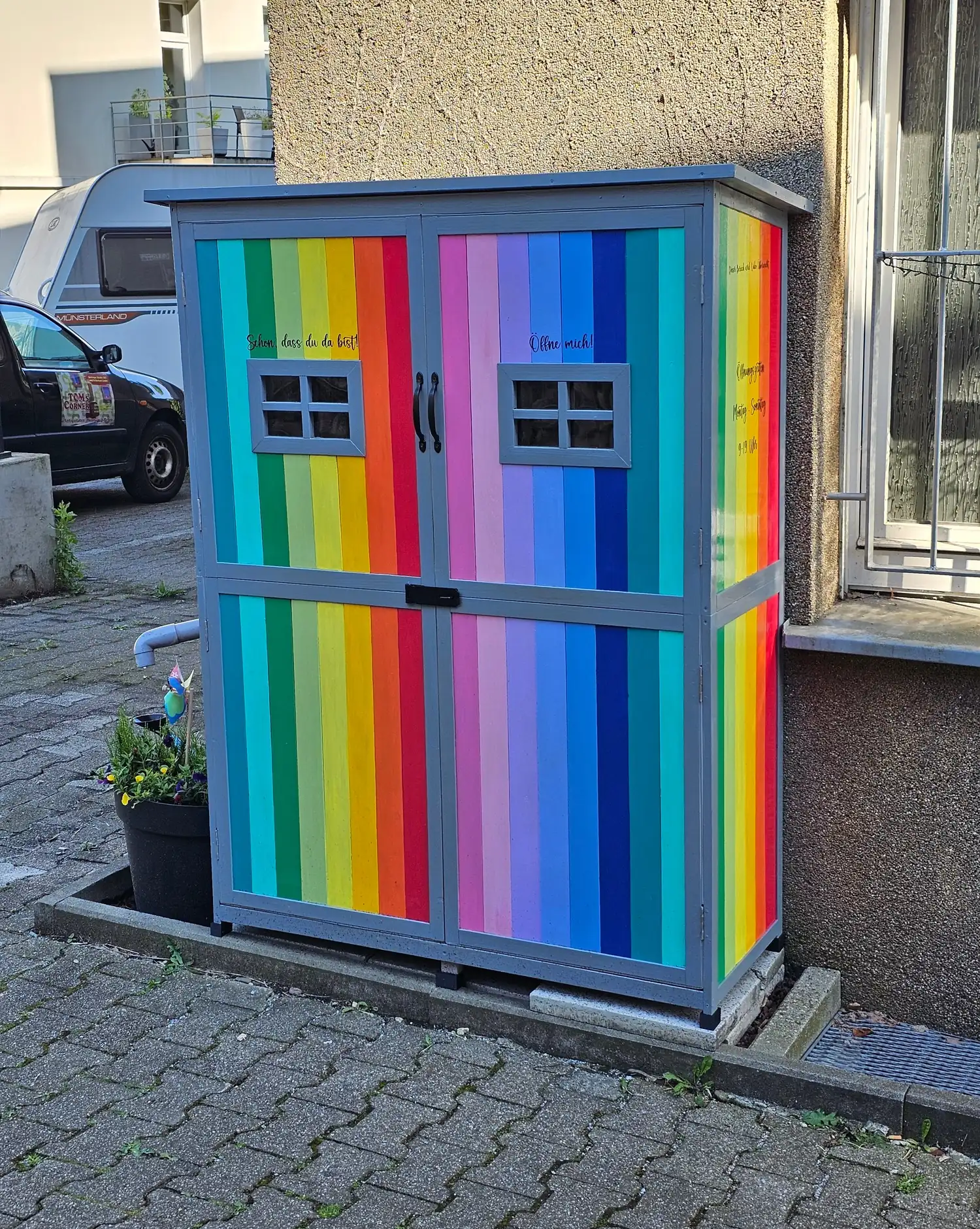 Das kunterbunte Häuschen von außen, ein Schrank in Regenbogenfarben