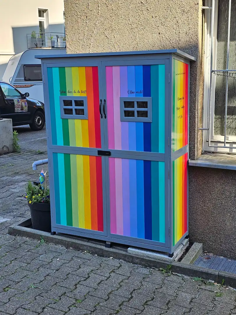 Das kunterbunte Häuschen von außen, ein Schrank in Regenbogenfarben