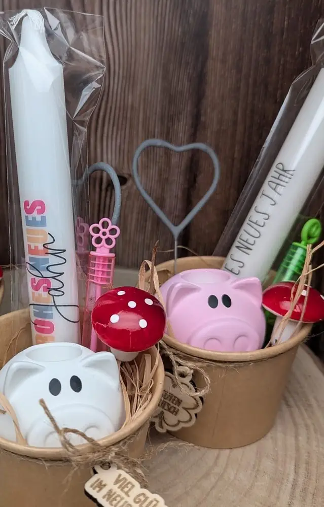 Glücksschweine und Kerzen als kleine Geschenke zum neuen Jahr