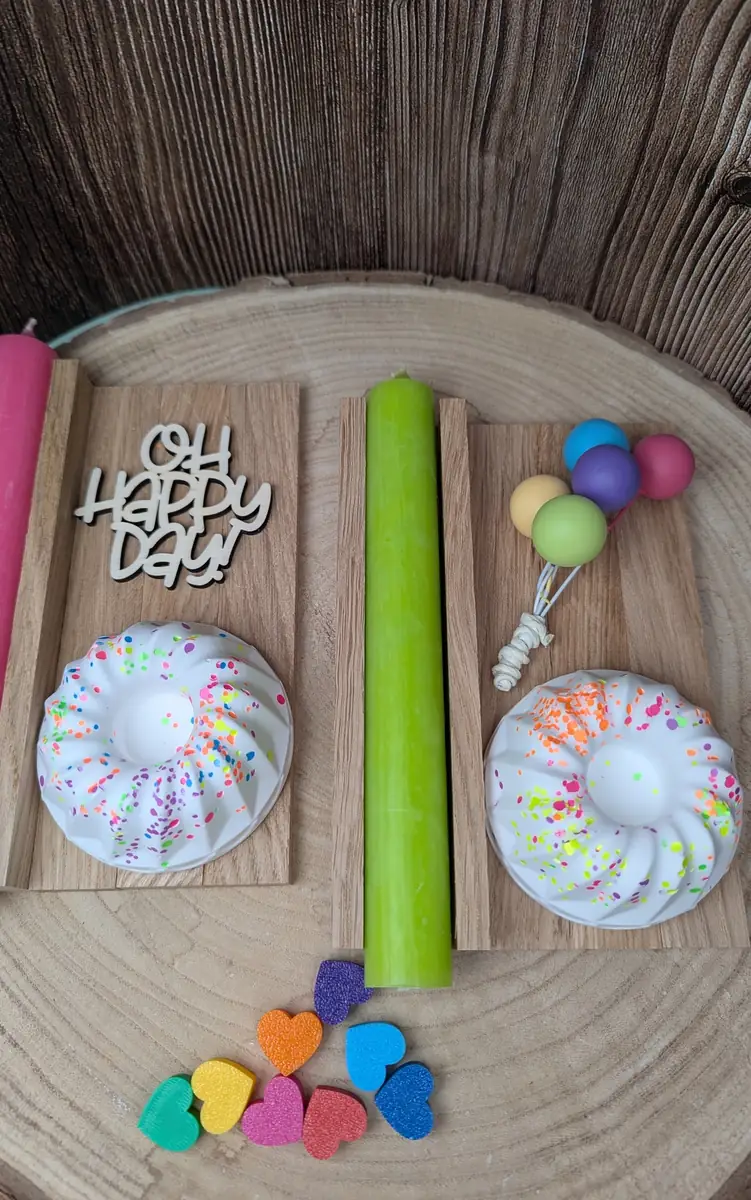 Kerzen und Kerzenhalter in Gugelhupfform mit dem Schriftzug Oh happy day