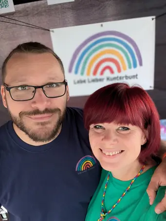 Marktstand mit dem Banner von Lebe Lieber Kunterbunt