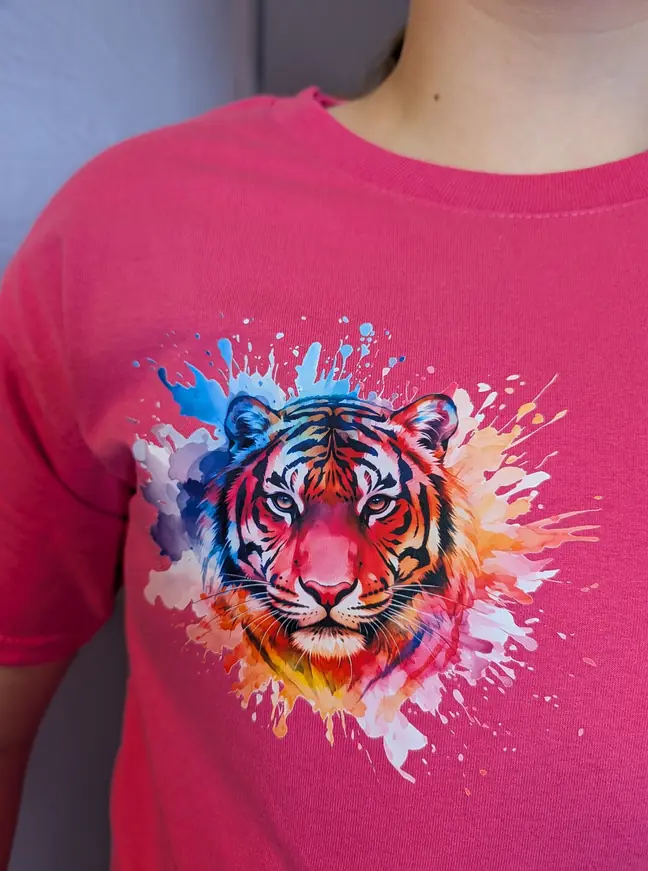 Pinkes Shirt mit buntem Tigermotiv