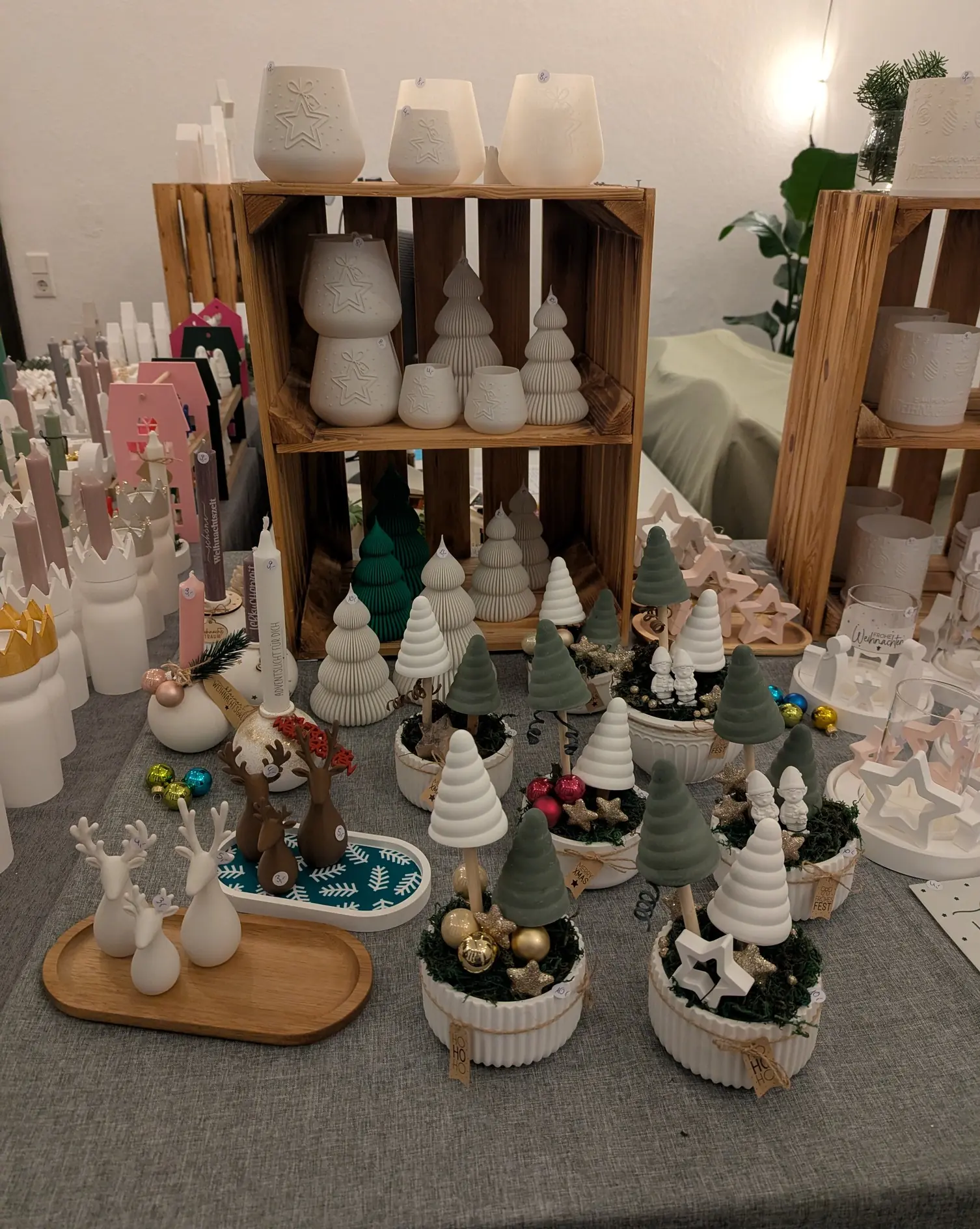 Regale und Tische voller Weihnachtsdeko bei der Verkaufsausstellung in der Werkstatt