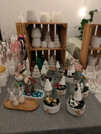 Regale und Tische voller Weihnachtsdeko in der Werkstatt