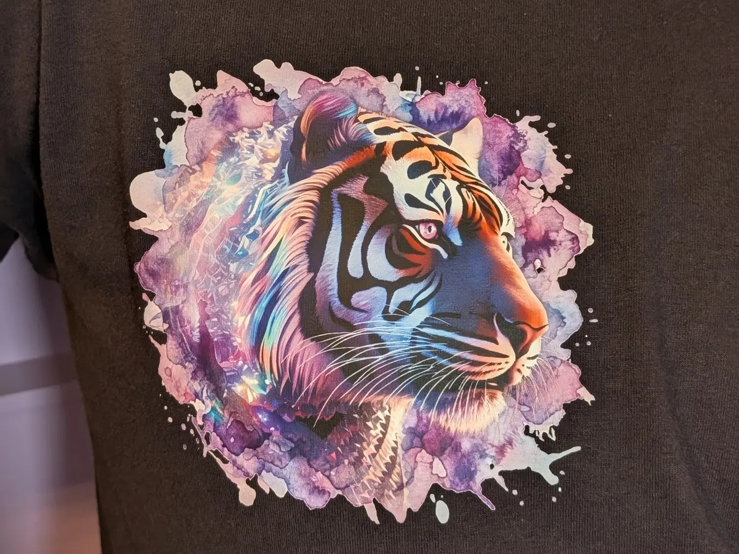 Schwarzes Shirt mit Tigermotiv in Violett