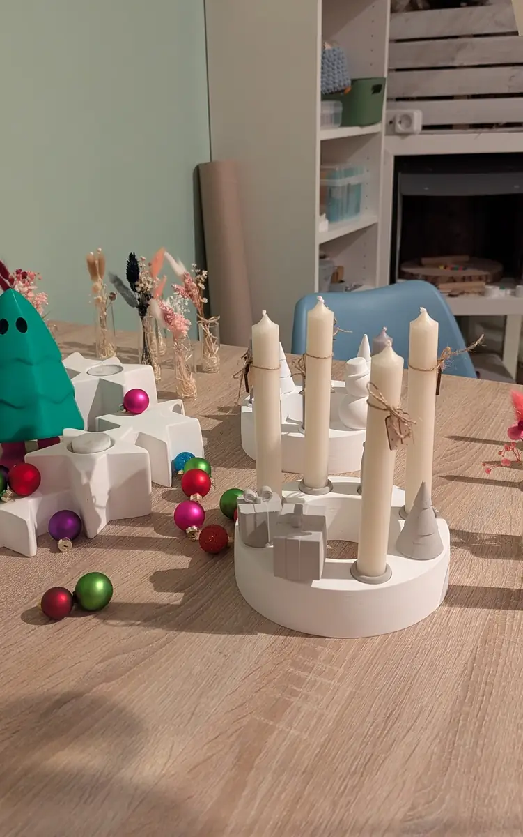 Tisch mit Kerzenhaltern und Weihnachtsdeko bei der Verkaufsausstellung