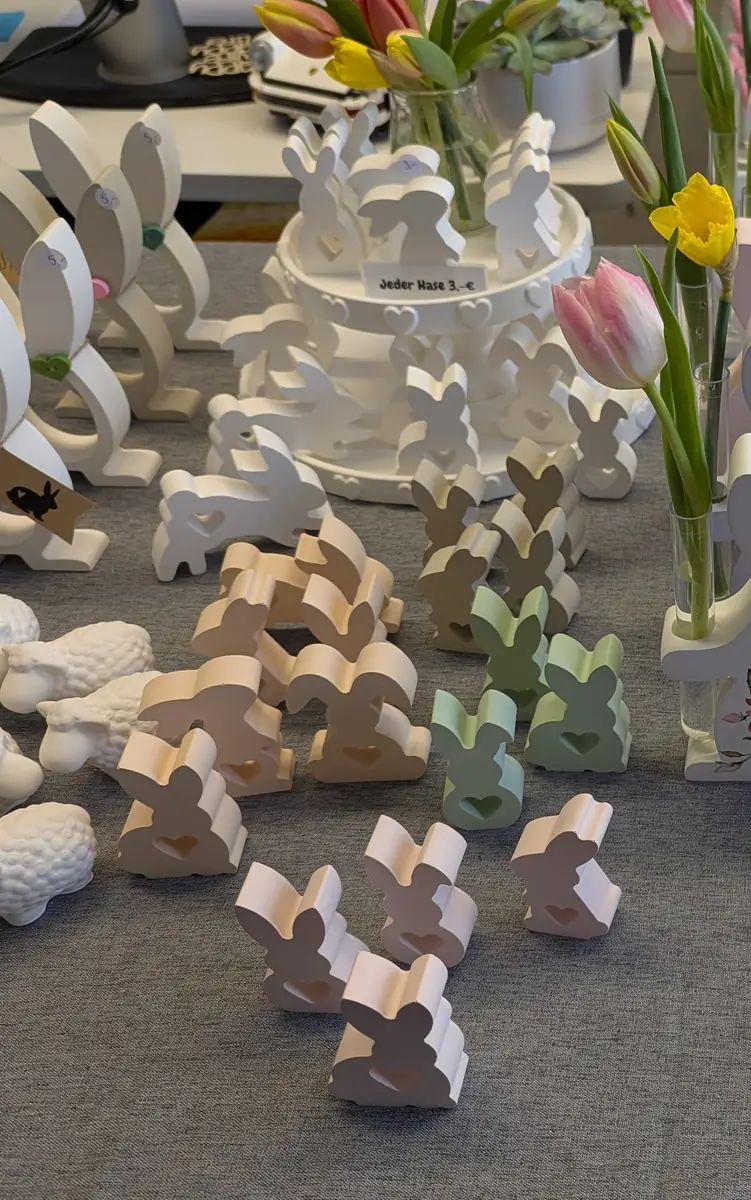Tisch voller Hasen und Tulpen bei der Oster-Verkaufsausstellung