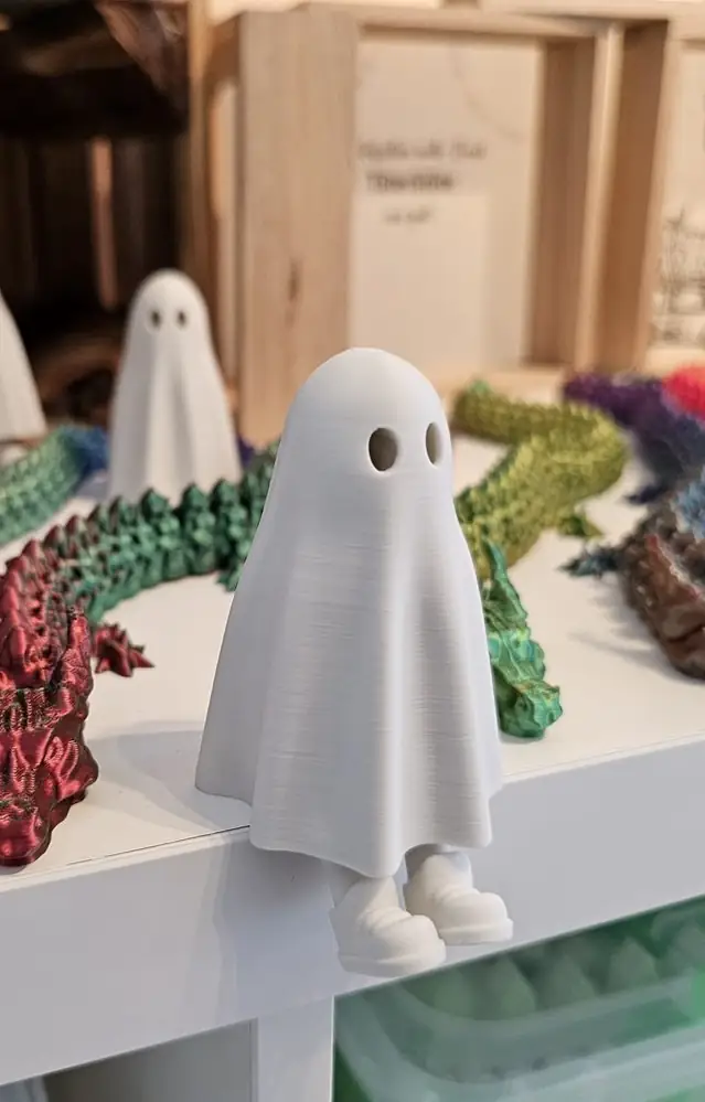 Weiße Geister mit Schuhen und bunte Drachen aus dem 3D-Drucker