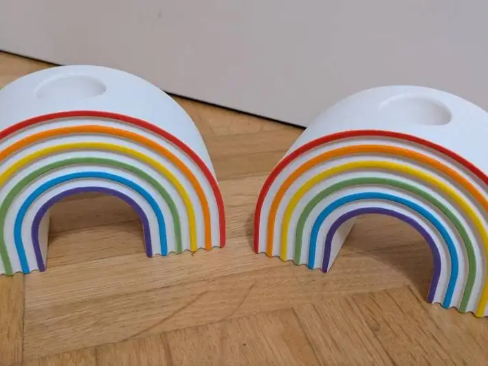 Zwei Kerzenhalter in Regenbogenform